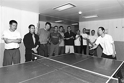 5日，“雪龍”號上的科考隊員在進行乒乓球比賽。新華社發(fā)