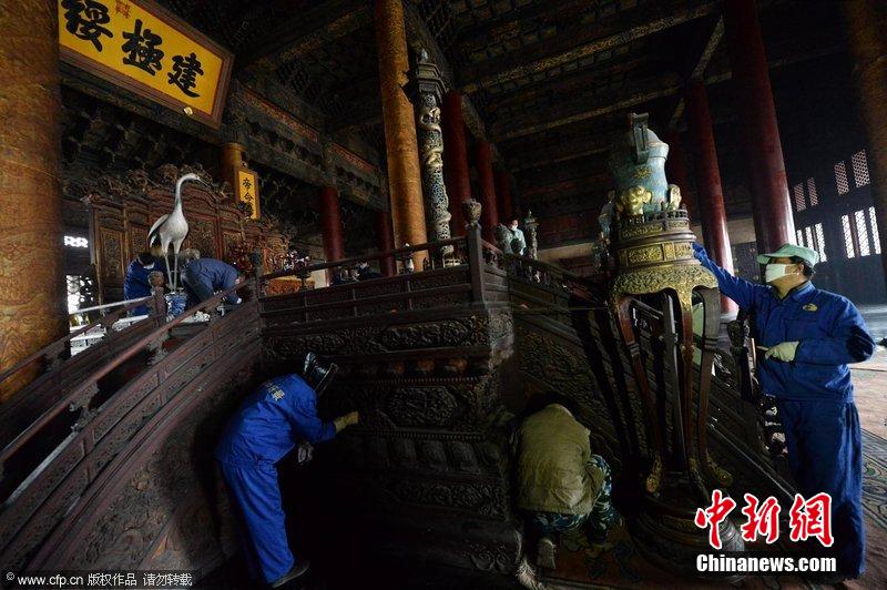 圖為工作人員正在故宮太和殿內(nèi)進(jìn)行整體清潔工作。