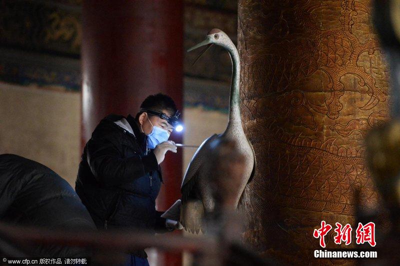 圖為工作人員使用軟毛刷除塵。