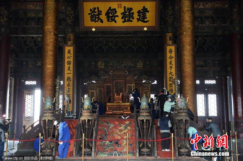 圖為工作人員使用軟毛刷除塵。