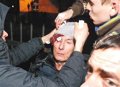 11日，基輔，遇襲受傷的反對派領(lǐng)導人盧岑科接受簡單救護。