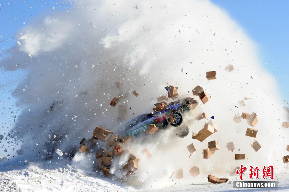 圖為：謝雨均駕駛賽車在黑龍江黑河段飛越冰河。中新社發(fā) 邱齊龍 攝