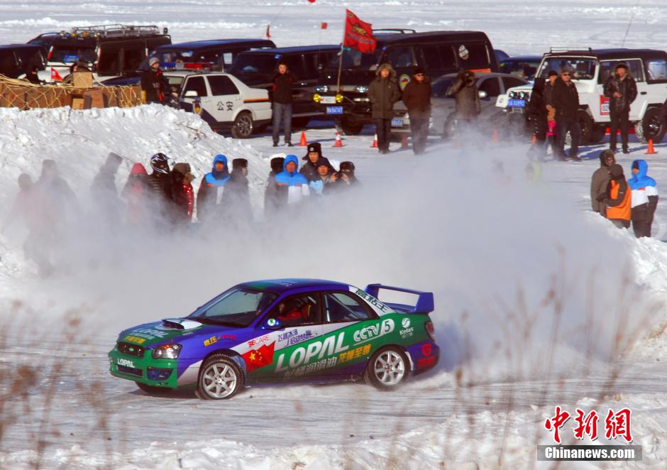 圖為參加“飛越冰河”大型體育極限運(yùn)動(dòng)挑戰(zhàn)賽事的選手在冰封的黑龍江上進(jìn)行冰雪飛車漂移。中新社發(fā) 邱齊龍