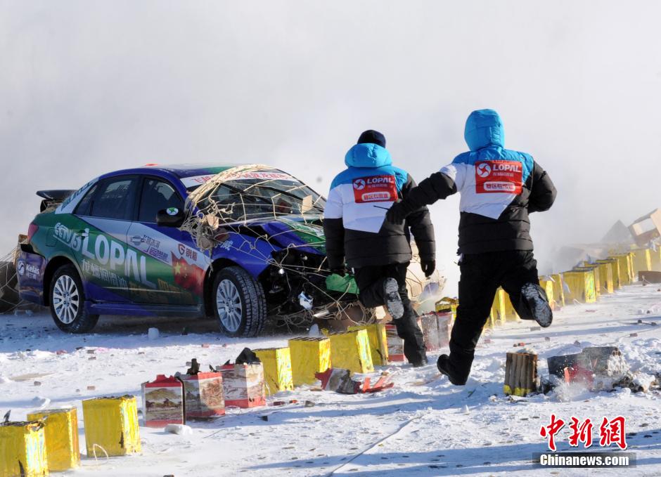 謝雨均駕駛賽車在黑龍江黑河段飛越冰河。中新社發(fā) 邱齊龍 攝