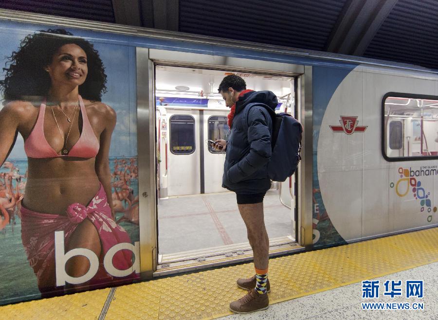 1月12日，在加拿大多倫多，一名只穿著內(nèi)褲的男子在車站等候地鐵。