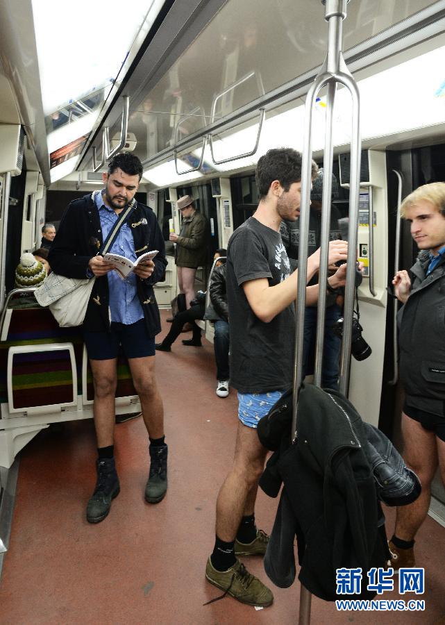 1月12日，在橫貫巴黎東西部的1號線地鐵車廂里，乘客只穿一條內(nèi)褲搭乘地鐵。