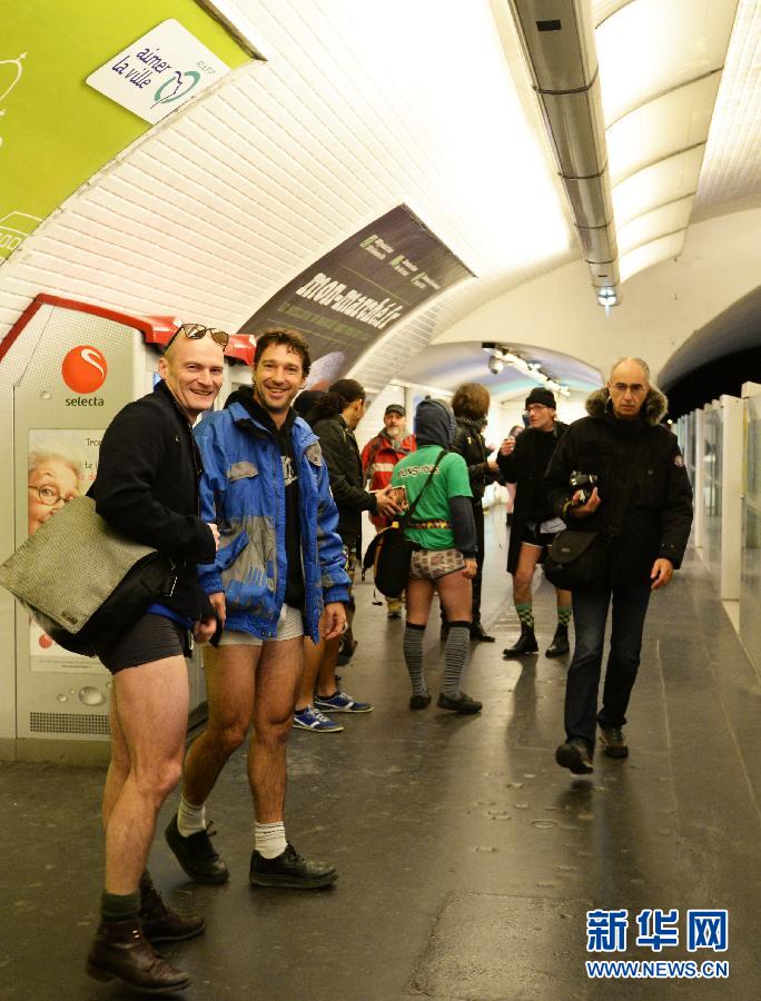 1月12日，在橫貫巴黎東西部的1號線地鐵車廂里，乘客只穿一條內(nèi)褲搭乘地鐵。