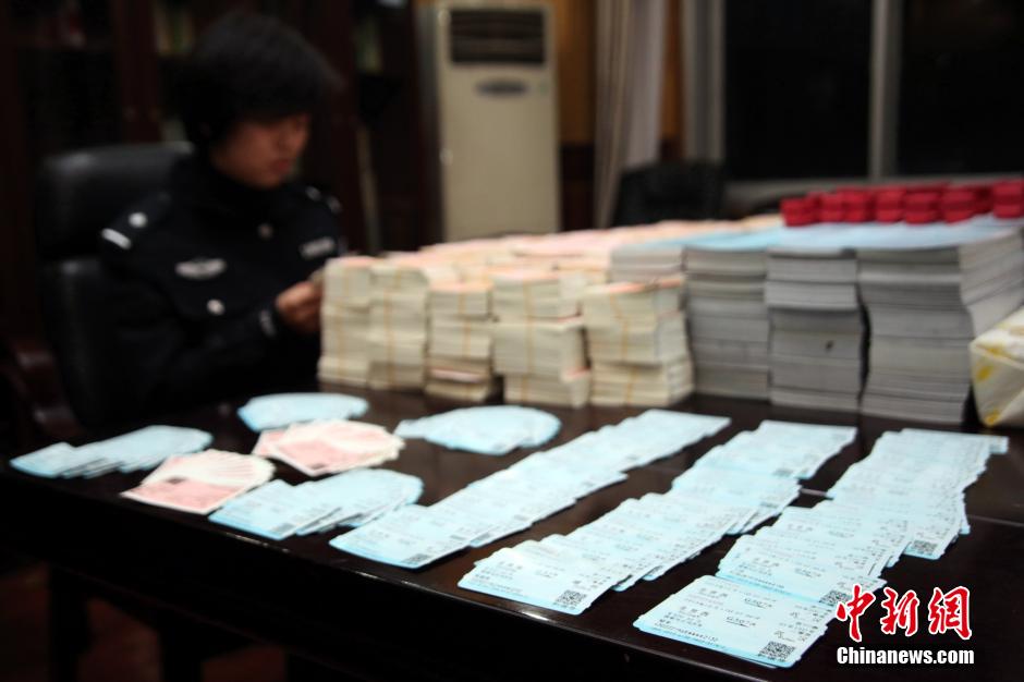 圖為查獲大量假火車票和制販工具（資料圖片）。