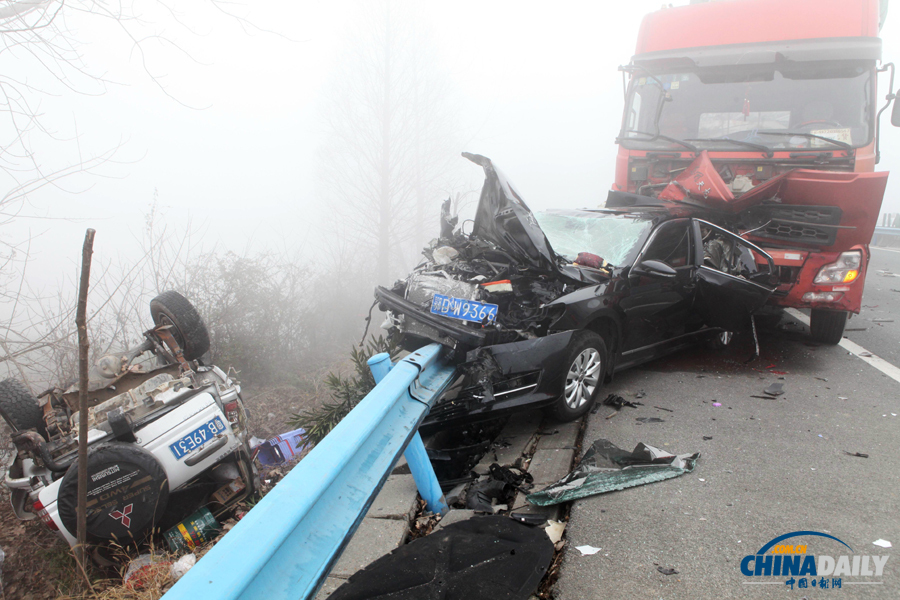 事故現(xiàn)場(chǎng)?；荼?攝