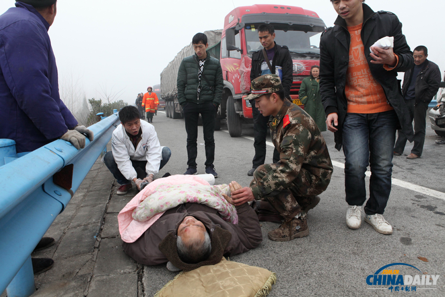 一名受傷群眾被救出。惠斌 攝