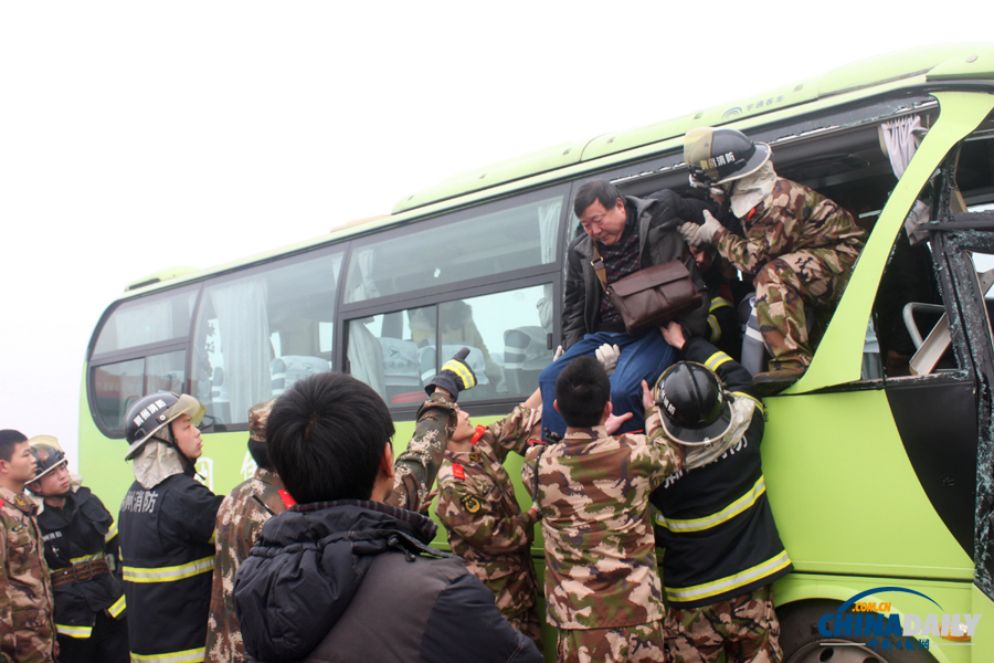 消防人員現(xiàn)場(chǎng)施救。惠斌 攝