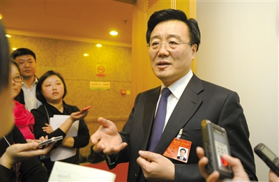 昨日，在十四屆人大二次會(huì)議順義代表團(tuán)全團(tuán)審議后，北京市人大代表、北京市常務(wù)副市長(zhǎng)李士祥接受記者提問(wèn)。新京報(bào)記者 浦峰 攝