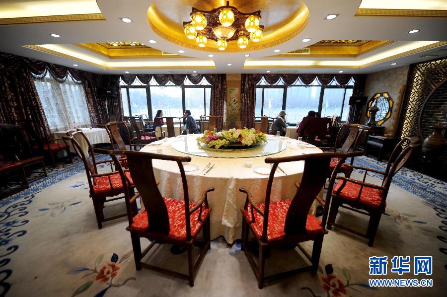 　1月15日，游客在北京紫竹院公園內(nèi)的問月樓喝茶聊天。