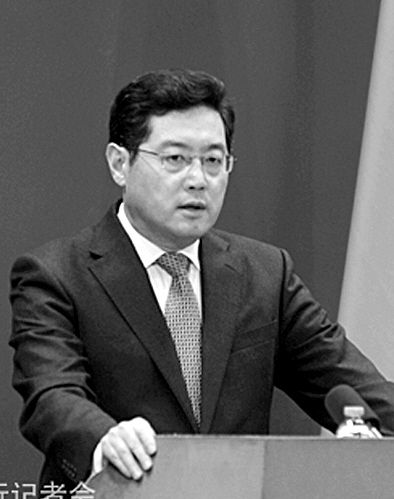 23日，秦剛在外交部例行記者會上。