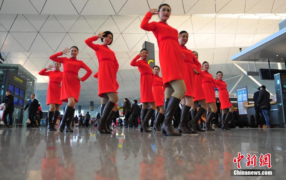 1月23日，機場工作人員在跳“快閃”舞蹈。