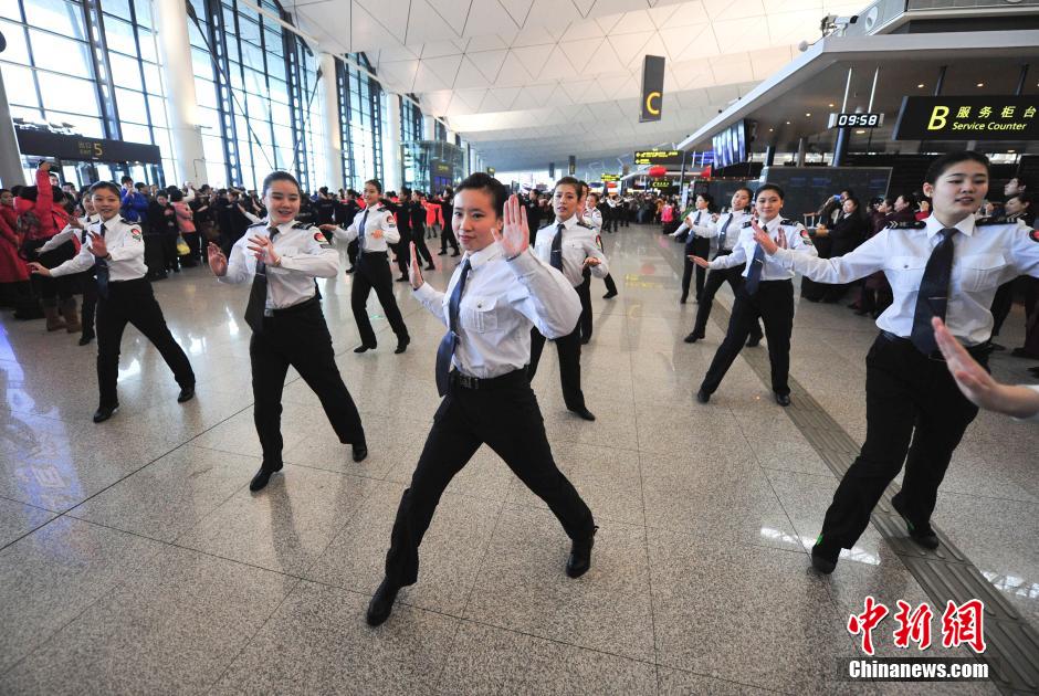 1月23日，機場工作人員在跳“快閃”舞蹈。