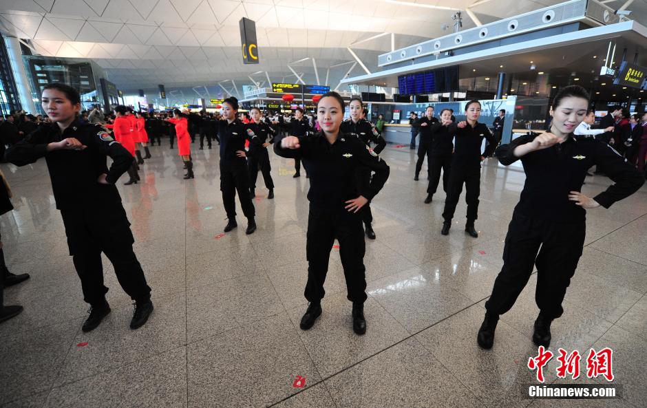 1月23日，機場工作人員在跳“快閃”舞蹈。