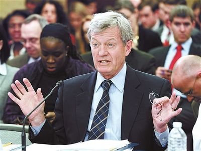 2012年2月1日，鮑卡斯在國會會議上發(fā)言供圖/IC