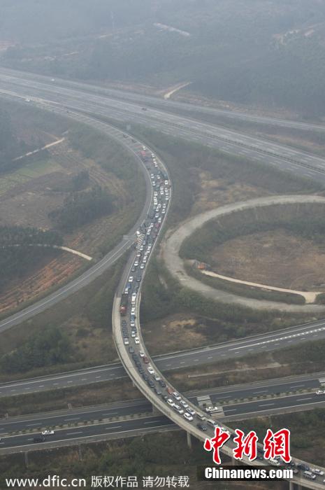 航拍春運(yùn)路況 廣河長(zhǎng)深高速交界車(chē)隊(duì)綿延幾公里 航拍春運(yùn)路況 廣河長(zhǎng)深高速交界車(chē)隊(duì)綿延幾公里