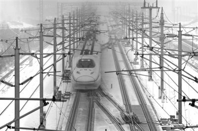 昨日，由武漢始發(fā)到北京G508次高鐵沿途被大雪覆蓋，列車廣播告知受降雪天氣影響，為確保行車安全降速運行，預計晚點1小時10分鐘。圖/CFP