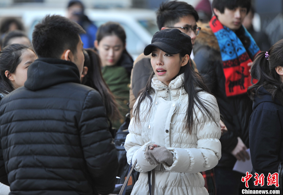 圖為表演系考生走出考場。