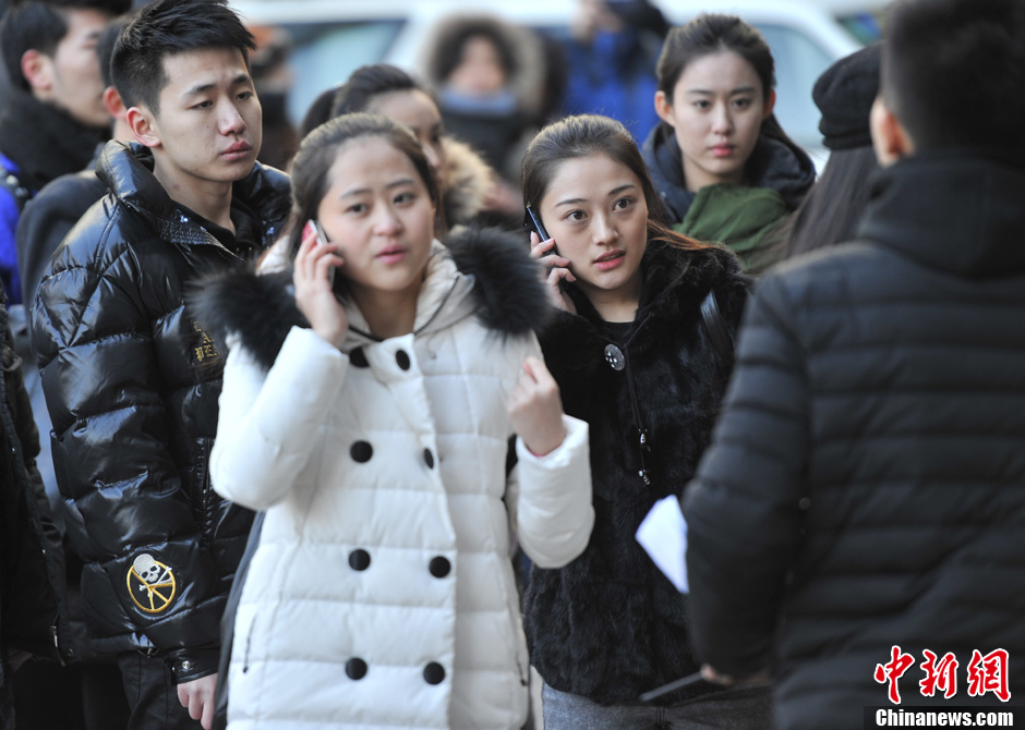 圖為表演系考生走出考場。