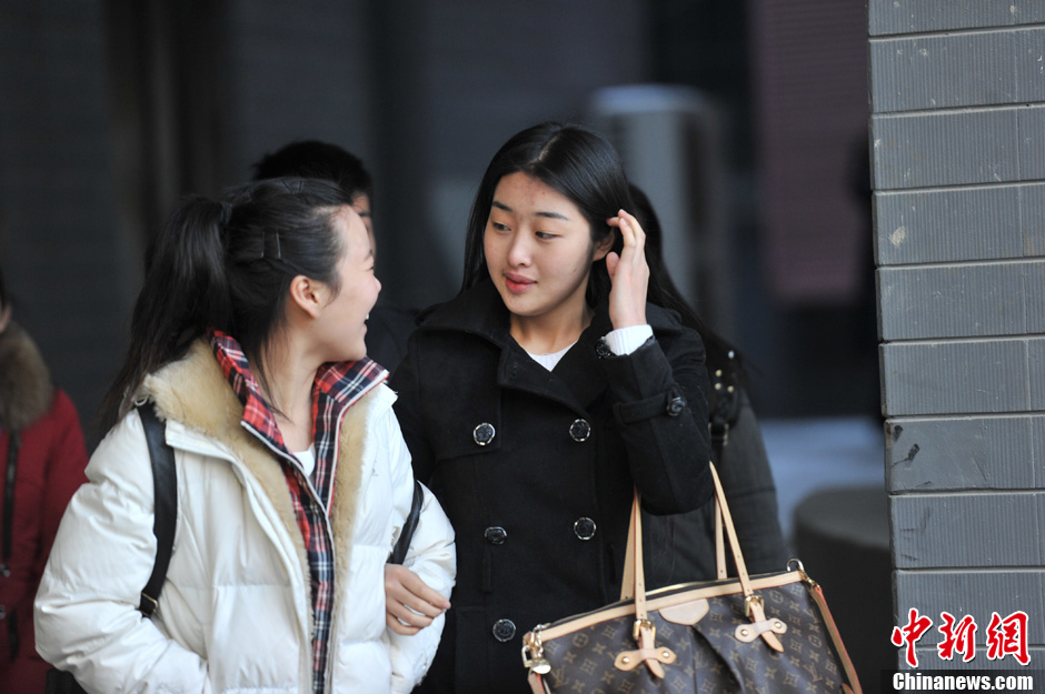 圖為表演系考生走出考場。