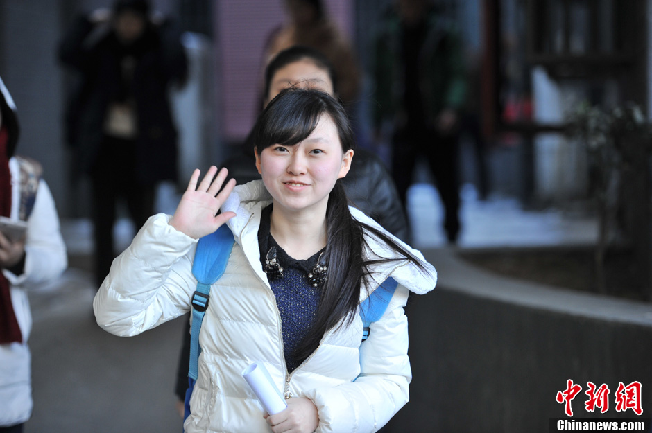 圖為表演系考生走出考場。