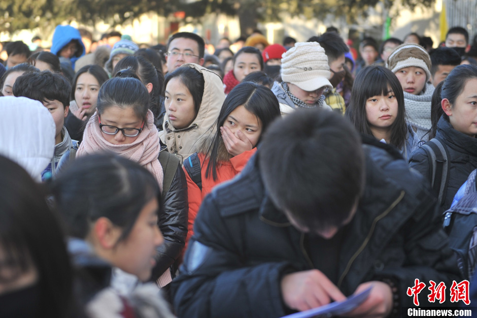 圖為報考現(xiàn)場。