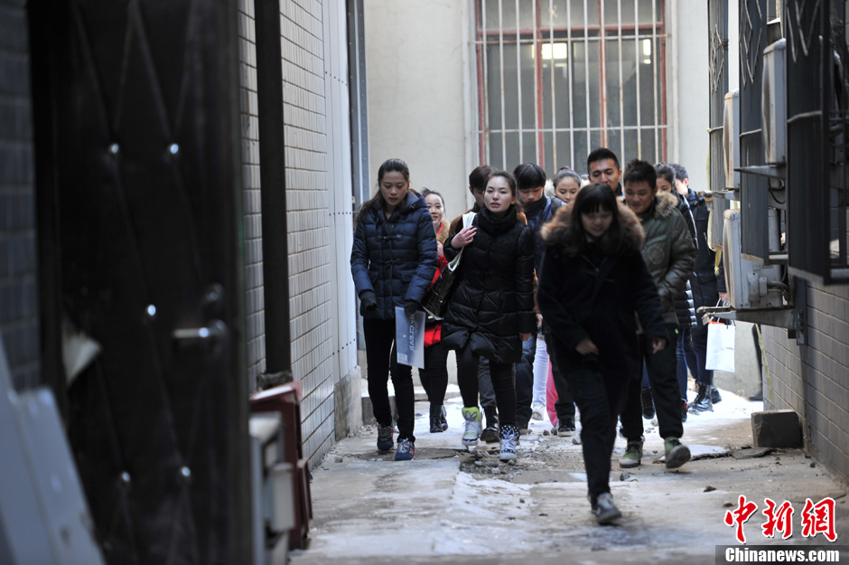 圖為表演系考生走出考場。