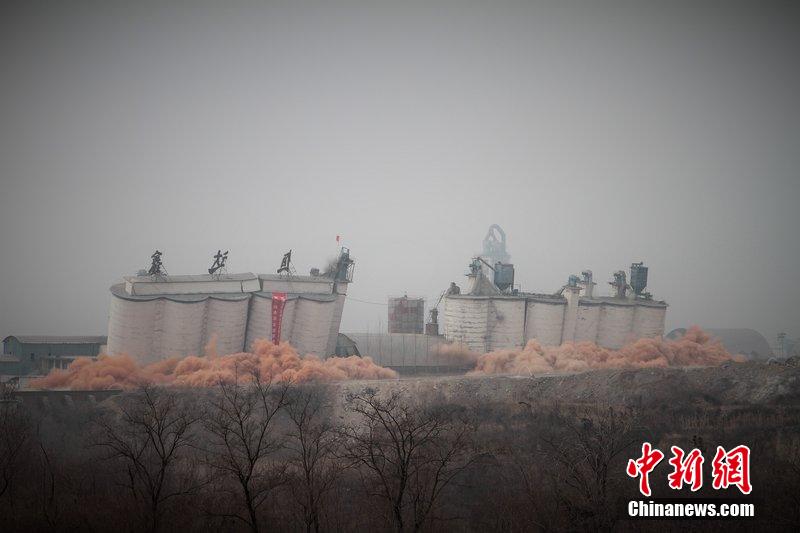 　2014年2月17日，石家莊市再次啟動壓減水泥過剩產(chǎn)能、治理大氣污染水泥企業(yè)集中爆破拆除行動。