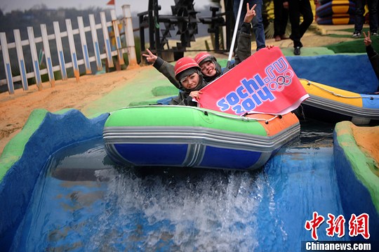 　圖為外國(guó)友人舉著標(biāo)語(yǔ)體驗(yàn)水上漂。陳超　攝