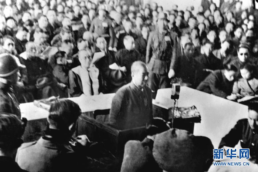 這是抗日戰(zhàn)爭勝利后，制造南京大屠殺的主要罪犯、日軍第6師團(tuán)師團(tuán)長谷壽夫被押上審判臺并被處死刑。