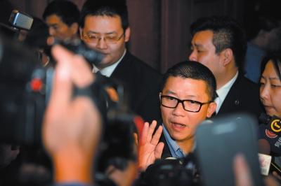 3月10日23時許，與馬航失聯(lián)航班部分乘客家屬乘坐同一航班的乘客在北京首都機(jī)場辦理值機(jī)手續(xù)。新華社