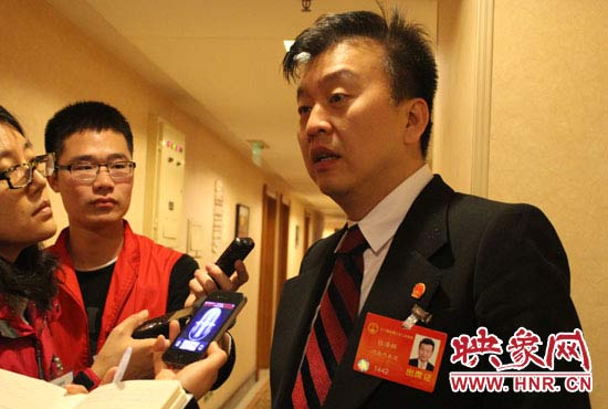 全國人大代表、中央電視臺綜藝頻道節(jié)目組主持人、河南省青聯(lián)榮譽(yù)副主席張澤群