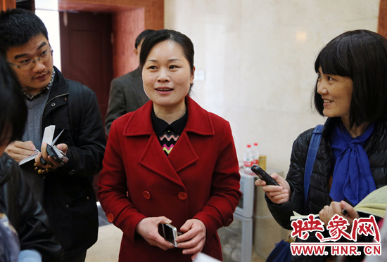 董亞娜是焦裕祿紀念館副館長，她兩次給習近平講解，贊總書記看得仔細，聽得認真。3月20日，記者在蘭考采