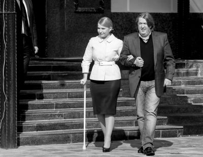 3月27日，烏克蘭基輔，前總理季莫申科在朋友的陪伴下赴新聞發(fā)布會(huì)現(xiàn)場(chǎng)，宣布將參加烏克蘭總統(tǒng)選舉。