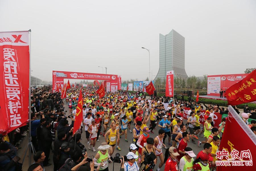 彩旗飄飄的起跑點(diǎn)。