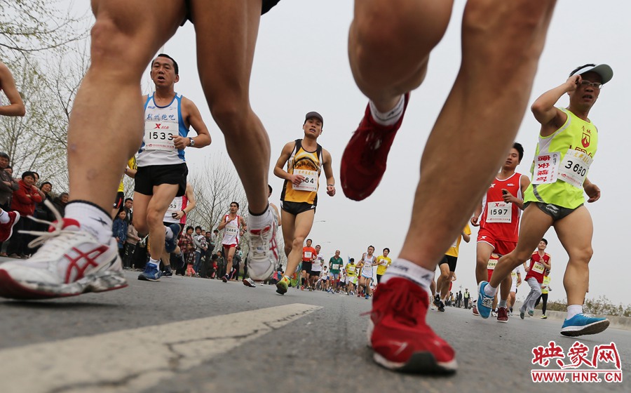 約五公里處，選手們已經(jīng)拉開(kāi)了距離。