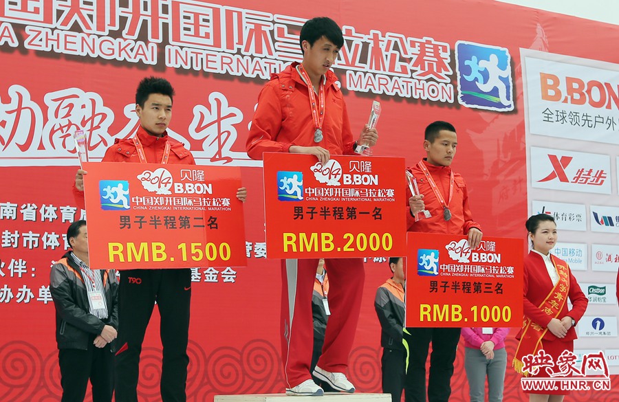 男子半程前三名選手。