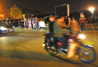 3月30日凌晨，地震發(fā)生后，秭歸縣城一些居民聚集到開闊的廣場(chǎng)上。新華社發(fā)