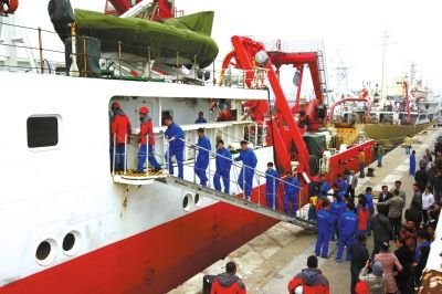  4月8日，“科學號”科學考察船從青島市中苑碼頭啟航，赴沖繩海槽區(qū)域進行科學考察。圖/CFP
