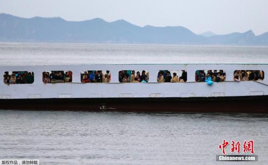 　4月17日清晨，失蹤者家屬乘坐渡輪前往事故現(xiàn)場。