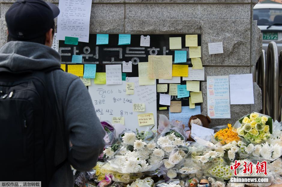 當地時間2014年4月21日，韓國安山，民眾持續(xù)為沉沒客輪失蹤乘客祈禱。