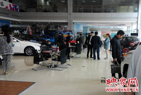 一大早來到4S店選車的顧客絡(luò)繹不絕。