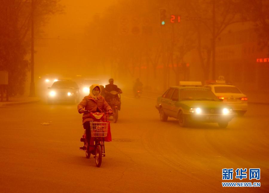 4月23日，沙塵暴中的敦煌街頭。