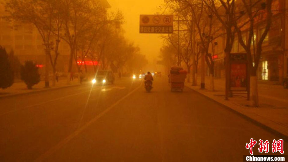 4月23日中午，甘肅酒泉多地出現(xiàn)強(qiáng)沙塵暴。