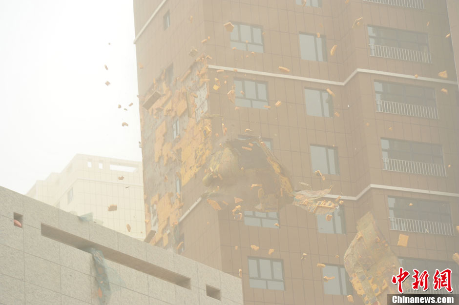 4月23日，受強(qiáng)冷空氣影響，新疆哈密出現(xiàn)出現(xiàn)強(qiáng)沙塵和降溫天氣，部分路段能見(jiàn)度不足50米