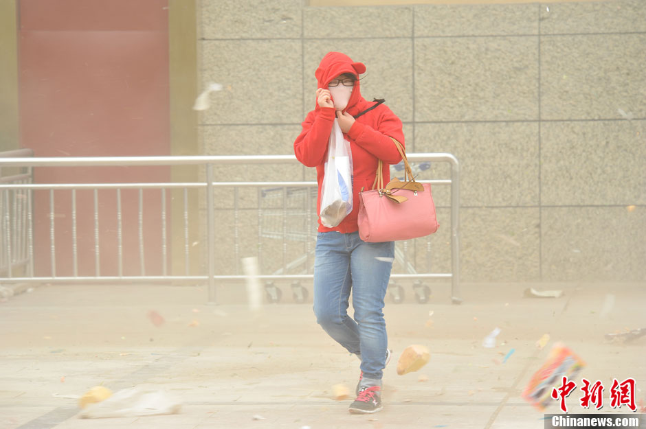 4月23日，受強(qiáng)冷空氣影響，新疆哈密出現(xiàn)出現(xiàn)強(qiáng)沙塵和降溫天氣