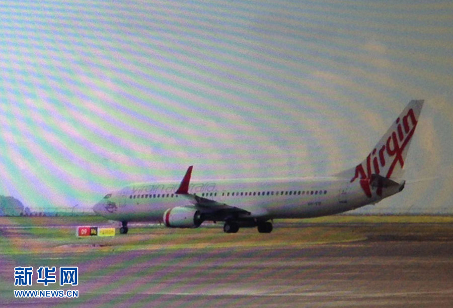 4月25日，迫降的澳大利亞維珍航空公司客機停在印度尼西亞巴厘島登巴薩機場（透過飛機舷窗拍攝）。